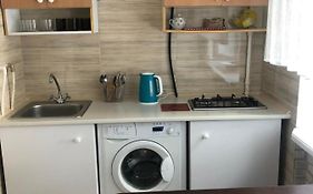 in Kyiv Apartment Area Pechersk Center on Oleksandra Kopylenko 3А rent 2-х Комнатная посуточно Киев, м Печерская Полный ремонт новые холодильник ванная газовая плитка 2х спальная кровать